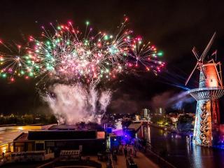 In een pyromusical stemt Xena Vuurwerk de effecten af op het ritme en de sfeer van de muziek tot een adembenemende vuurwerkshow